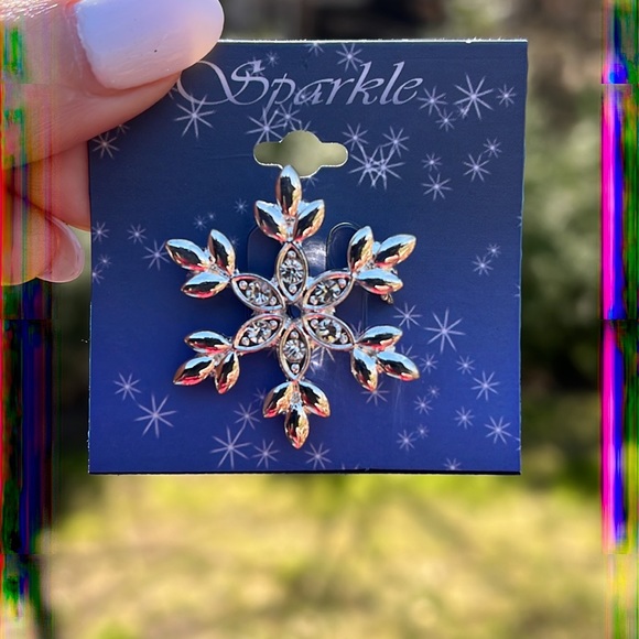 Unique New Silver tone Snowflake ❄️ Pin with center crystals. Gorgeous gift idea - Picture 4 of 4